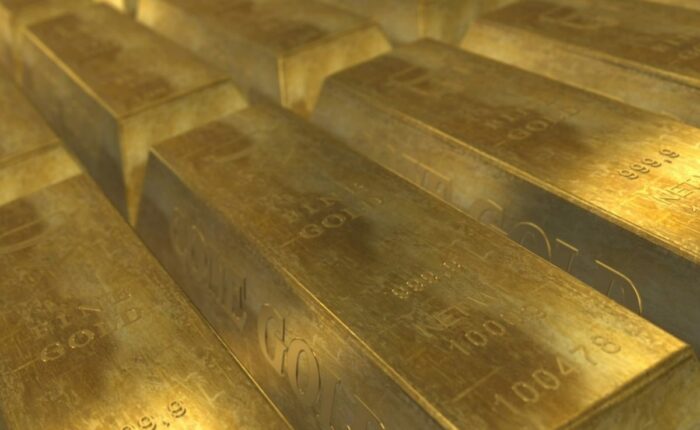 Nahaufnahme von glänzenden Goldbarren, gestapelt in paralleler Ausrichtung.