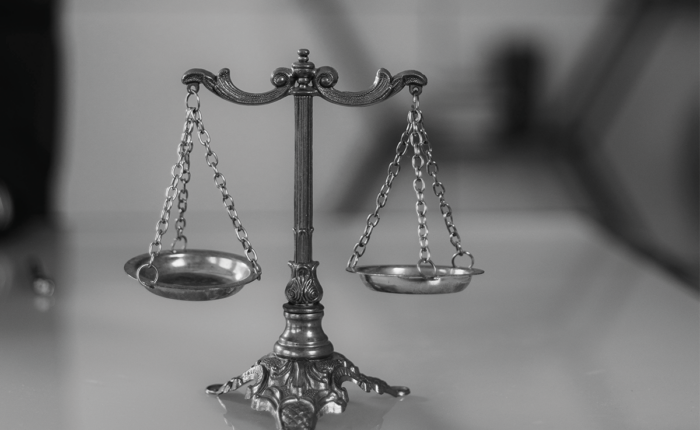 Klassische silberne Waage mit zwei Schalen.