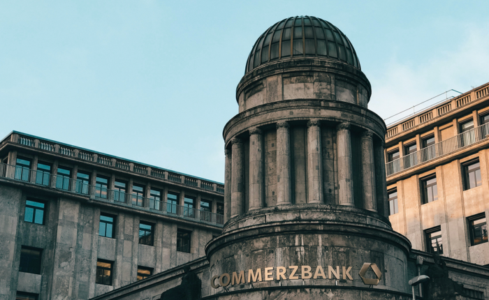 Historisches Commerzbank-Gebäude mit Kuppel und Schriftzug.