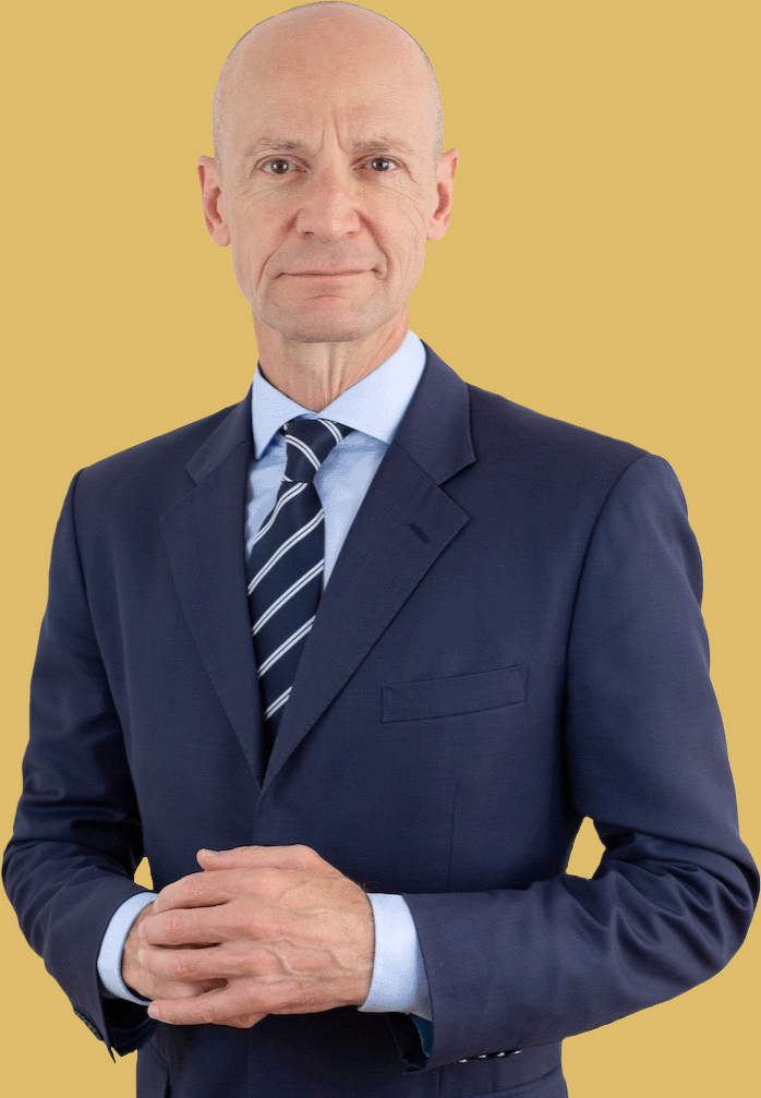 Portrait von Dr. Gerd Kommer vor gelbem Hintergrund.